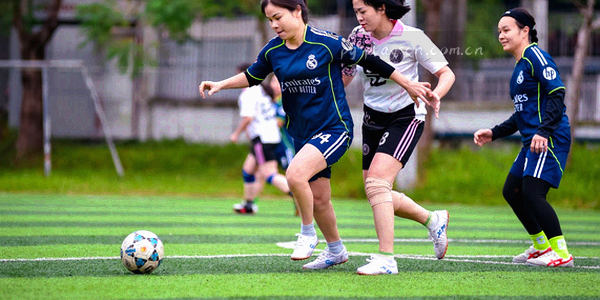 从旧到新的版本号符号，标注关键界面更新点